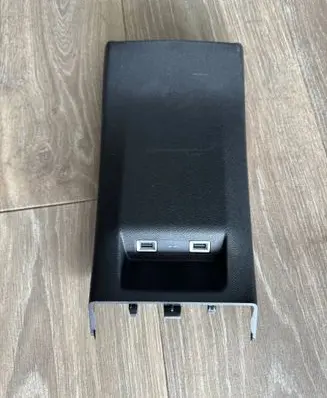 Citroen DS7 Crossback USB socket connector 98217039DX 9821184677