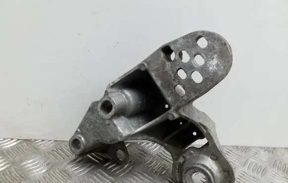 Audi A4 S4 B6 8E 8H Engine mounting bracket 8E0199351