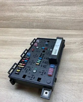 Opel Astra H Fuse module 13206751