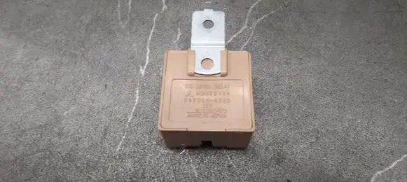 Mitsubishi Space Wagon Fuel pump relay MD332124