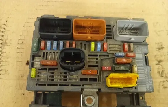 Peugeot 5008 Fuse module 9667044980 R02