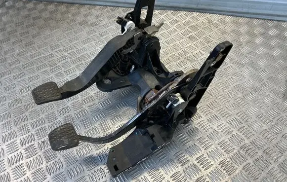 Opel Astra J Pedal assembly 