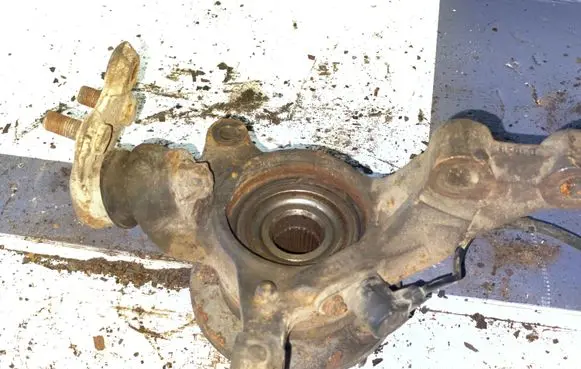 Toyota Corolla Verso AR10 Front wheel hub