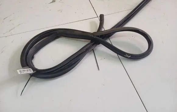 Toyota Avensis T250 Rubber seal front coupe door 