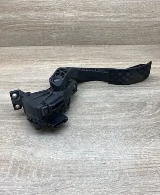 Volkswagen PASSAT B5.5 Accelerator throttle pedal 8D1721523F