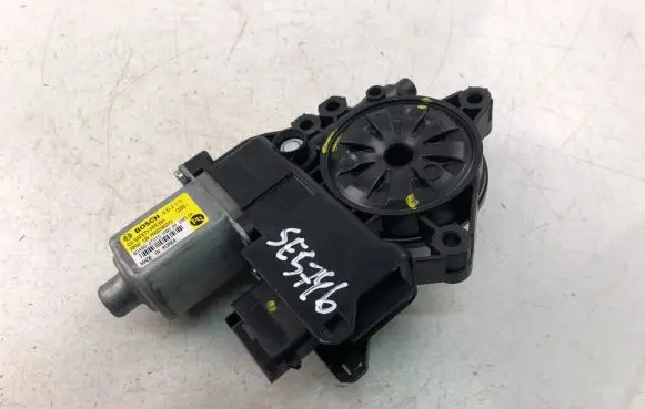 KIA Ceed Front door window regulator motor 82460J7010