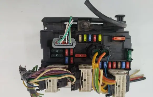 Peugeot 308 Fuse module 9667199780