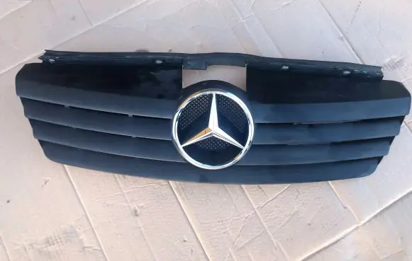 Mercedes-Benz Vaneo W414 Front bumper upper radiator grill