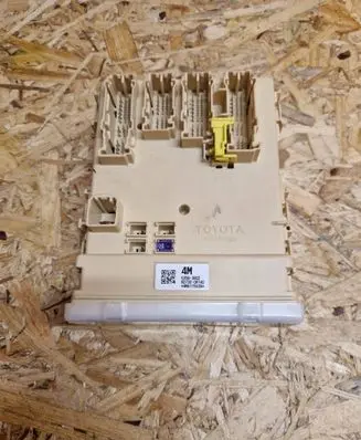 Toyota RAV 4 (XA40) Other control units/modules 827300R140 4MA115V28