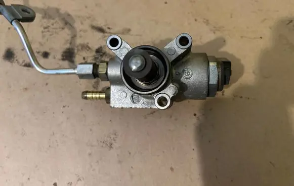 Audi A3 S3 8P Fuel injection high pressure pump 03C127025R HFS85301