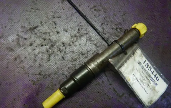 Volkswagen PASSAT B5 Fuel injector 028130201T