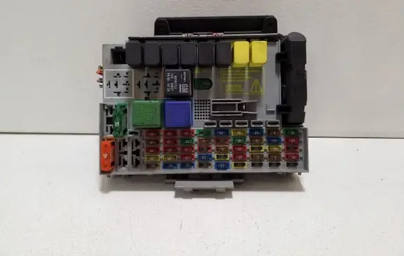 Opel Zafira A Fuse module 24412497