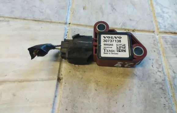 Volvo V50 Airbag deployment crash/impact sensor 30737138 8840A6
