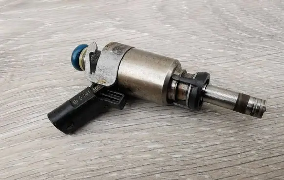 Audi A4 S4 B8 8K Fuel injector 0261500