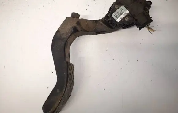 Volkswagen PASSAT B5.5 Accelerator throttle pedal 8D1721523F
