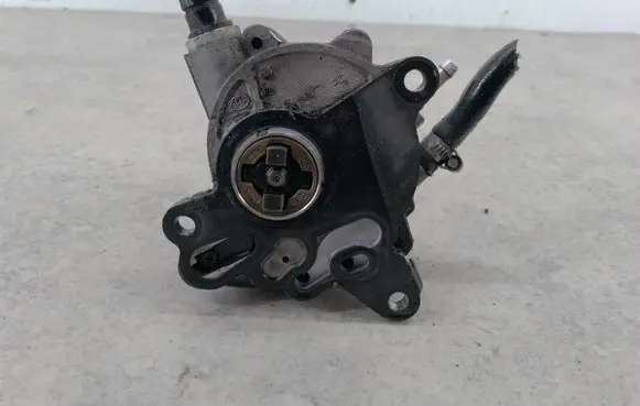 Volkswagen Touran I Vacuum pump 03G145209