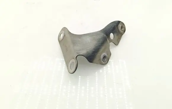 Audi Q7 4L Fender mounting bracket 4L0821136