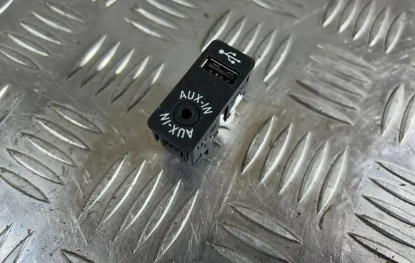 BMW 1 F20 F21 AUX in-socket connector 9229246 MD169593