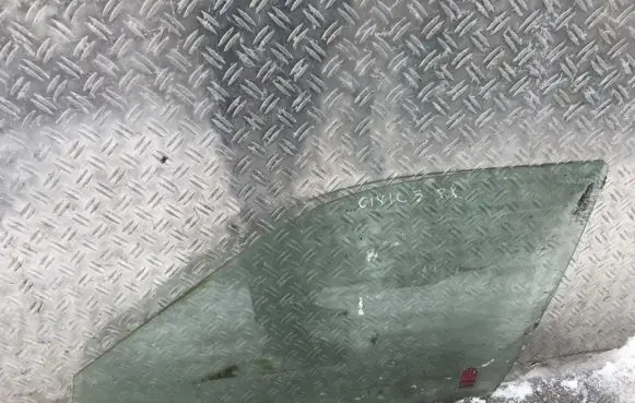 Honda Civic Front door window glass four-door