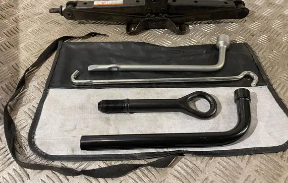 Toyota RAV 4 (XA40) Tool set