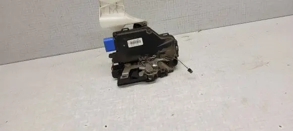 Volkswagen Caddy Front door lock 3D2837015K