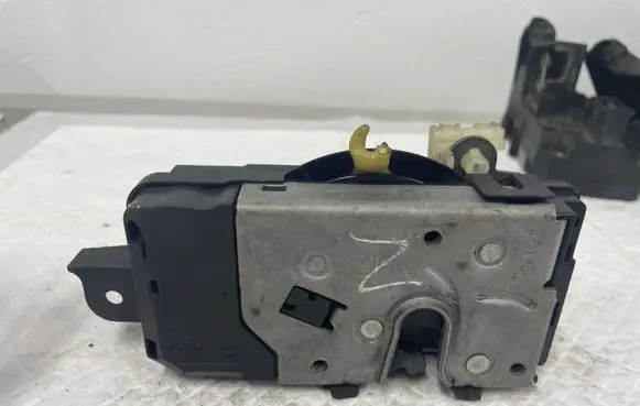 Opel Zafira B Rear door lock 13220368