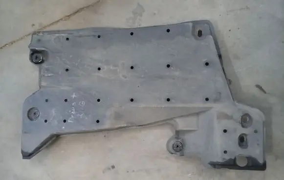 Toyota Prius+ (ZVW40) Center/middle under tray cover 
