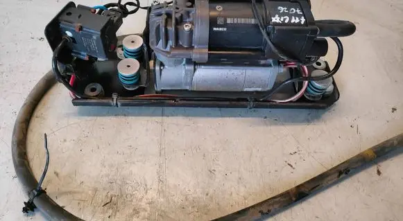 BMW 5 F10 F11 Air suspension compressor/pump 6864215