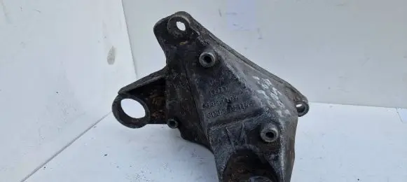 Volkswagen PASSAT B5 Engine mounting bracket 8d0399114s