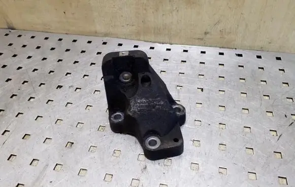Engine mounting bracket