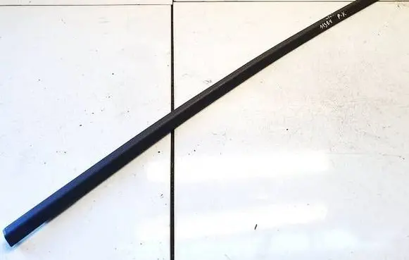 Volkswagen Polo VI Front door glass trim molding