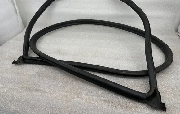 Volkswagen Touareg I Engine compartment rubber 7L6823707C