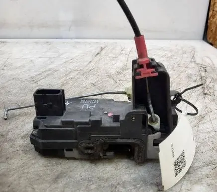 Opel Zafira B Rear door lock 13210738