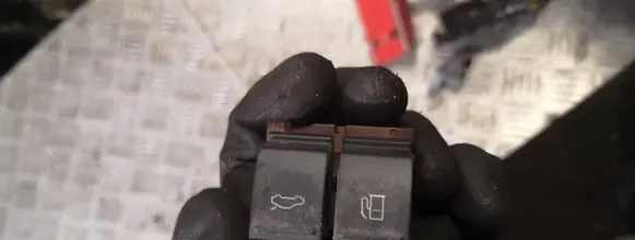Volkswagen PASSAT B6 Fuel tank opening switch 3c0959903