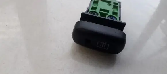 Suzuki Ignis Windscreen/window heater switch