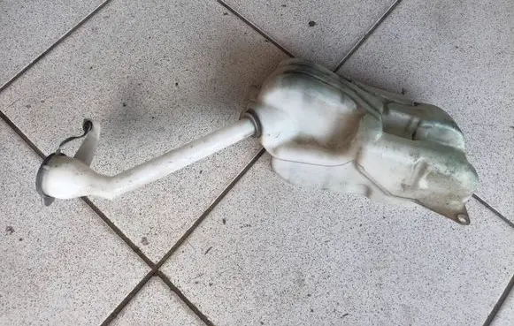 Windshield washer fluid reservoir/tank