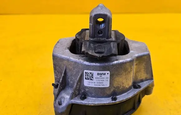 BMW 3 G20 G21 Engine mount bracket 6860490