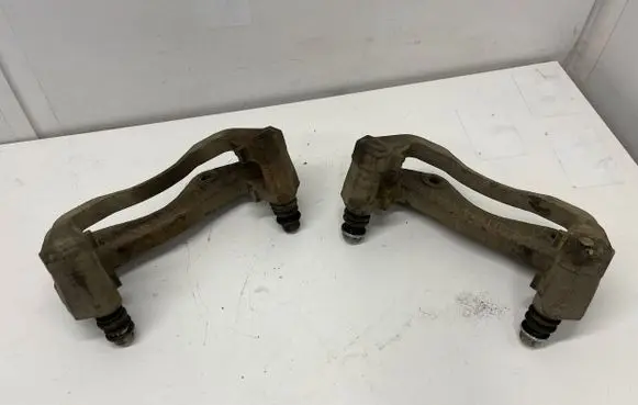 Mitsubishi Pajero Sport I Front Brake Caliper Pad/Carrier 