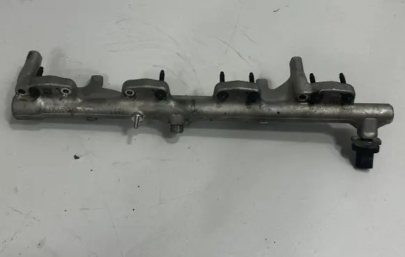 BMW 5 G30 G31 Fuel main line pipe 7639979 8694198