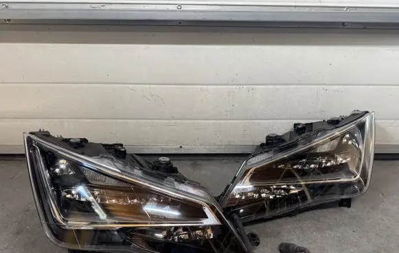 Seat Leon (5F) Headlights/headlamps set 5F1941008B 5F1941007E