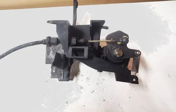 Mercedes-Benz ML W163 Accelerator throttle pedal bracket A1635422040 A0125423317