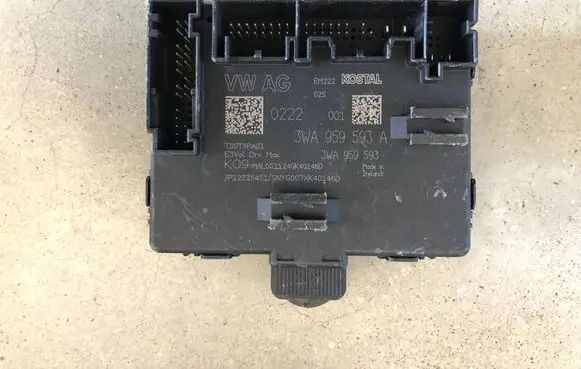 Volkswagen Tiguan Door control unit/module 3WA959593A