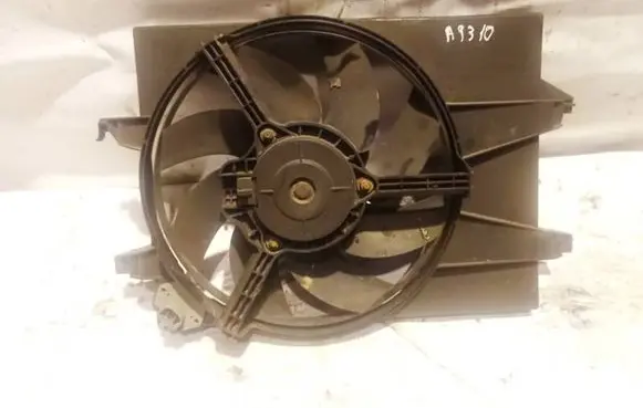 Radiator cooling fan shroud
