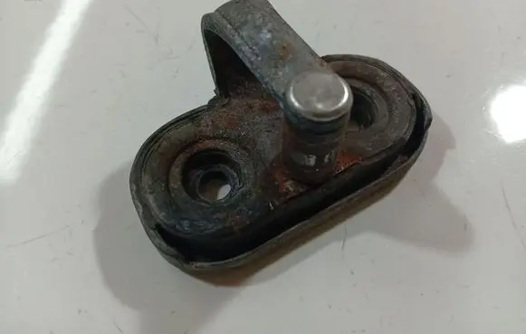 Volkswagen Polo IV 9N3 Rear door lock loop/hook striker 1J6827517B