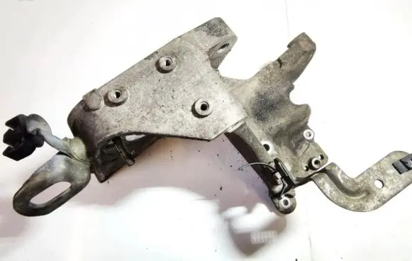 Opel Zafira B Engine mounting bracket 55196092