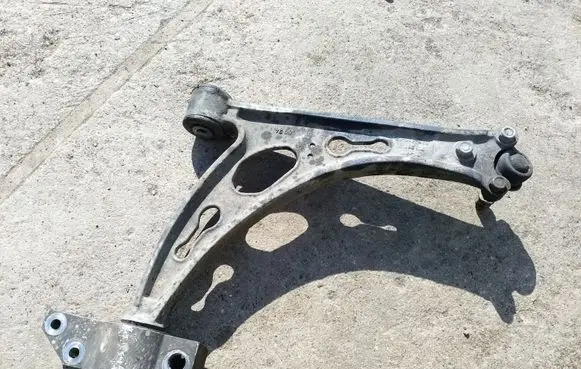 Volkswagen Touran I Front lower control arm/wishbone