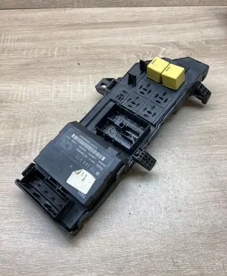 Opel Vectra C Fuse module 13165970 24443147