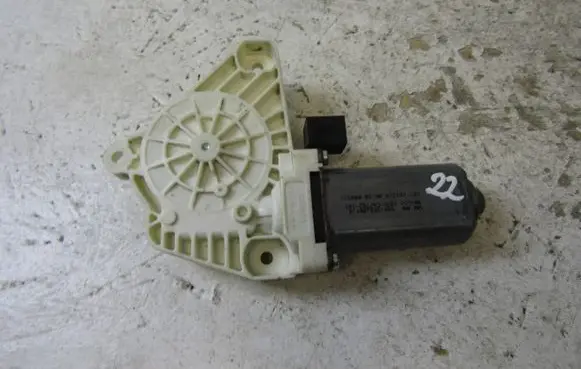 Volkswagen Golf VII Front door window regulator motor 5Q4959801B