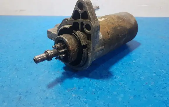 Volkswagen Golf II Starter motor 068911023T