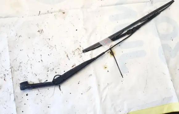 KIA Carens I Front wiper blade arm